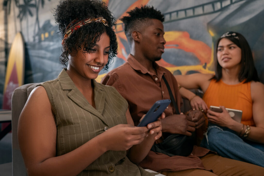 Family using phone. Image: Freepik