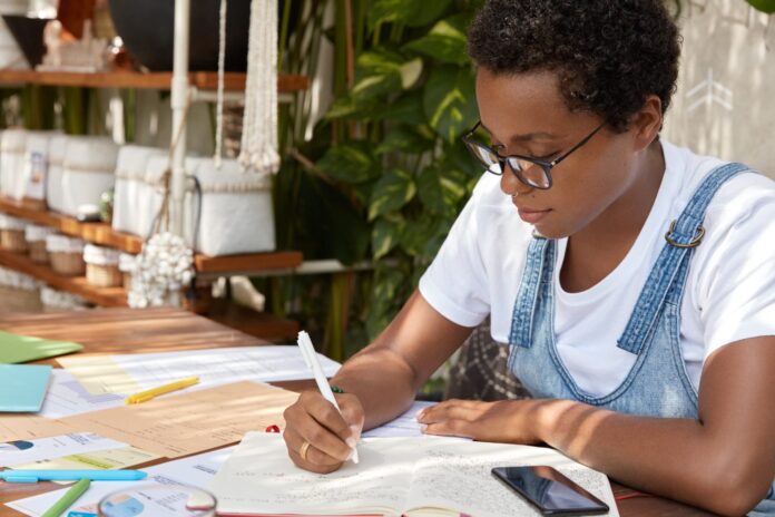 Image Freepik: A Gen Z writing a letter